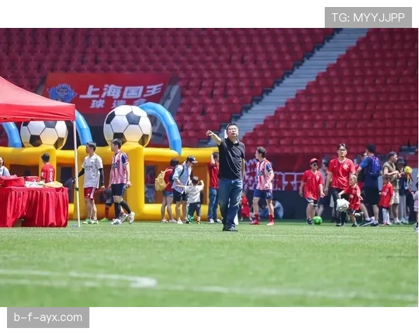 西汉姆球迷集体发声，呼吁管理层改革以提振球队表现