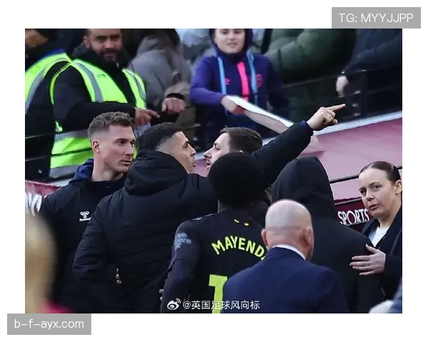 卡瓦尼拎着菜篮子回家那张图，球场猛男瞬间变成隔壁大叔